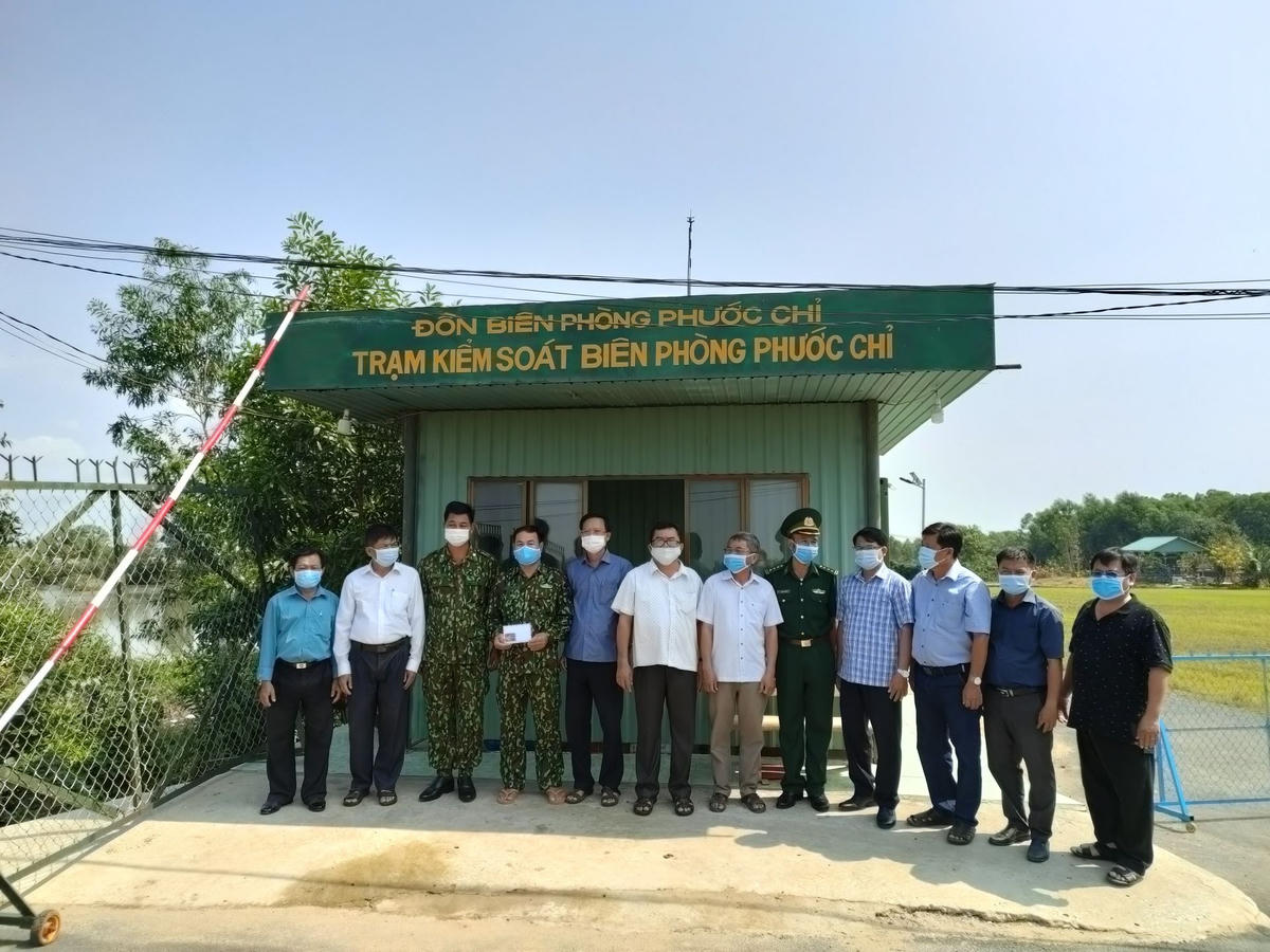 Trảng Bàng (Tây Ninh): Thăm, tặng quà các chốt phòng, chống dịch Covid-19 trên tuyến biên giới
