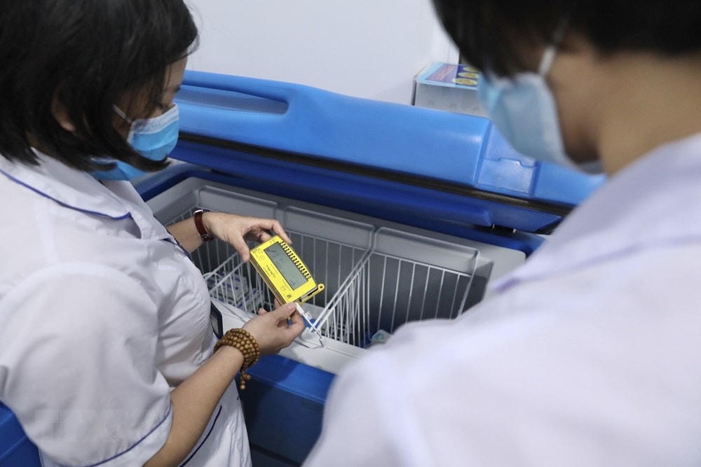 Kho bảo quản vaccine tại quận Hai Bà Trưng đảm bảo an toàn, sẵn sàng cho quy trình tiêm chủng. (Ảnh: Minh Quyết/TTXVN).