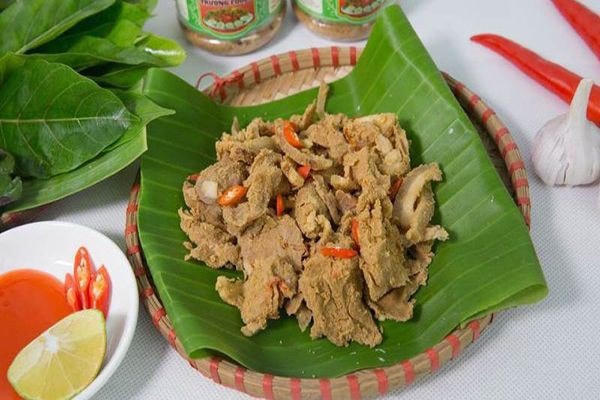 Món thịt chua là sự kết hợp tinh tế của lá cây rừng, gia vị và thịt lợn tươi.