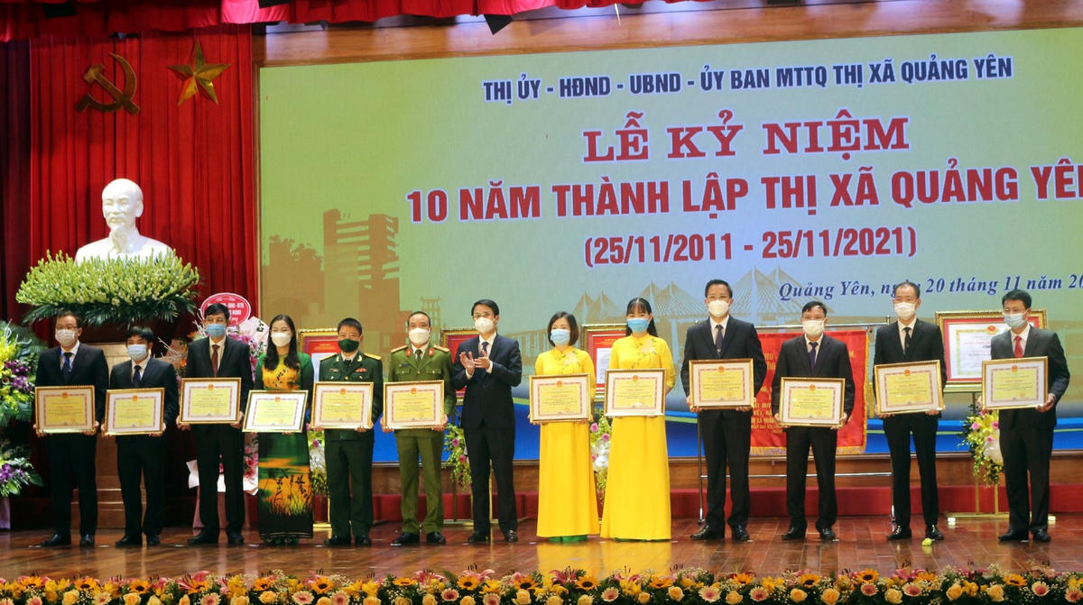 Tỉnh Quảng Ninh khen thưởng các cá nhân có thành tích xuất sắc trong 10 năm xây dựng và phát triển TX Quảng Yên. 