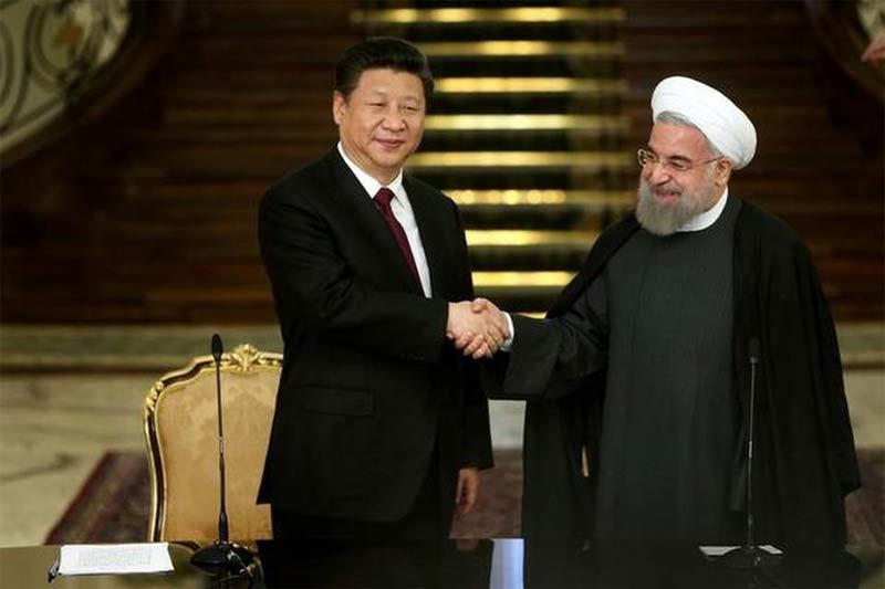 Tổng thống Iran Hassan Rouhani (phải) và Chủ tịch Trung Quốc Tập Cận Bình ở Tehran trong một cuộc gặp năm năm 2016. Ảnh: AP.