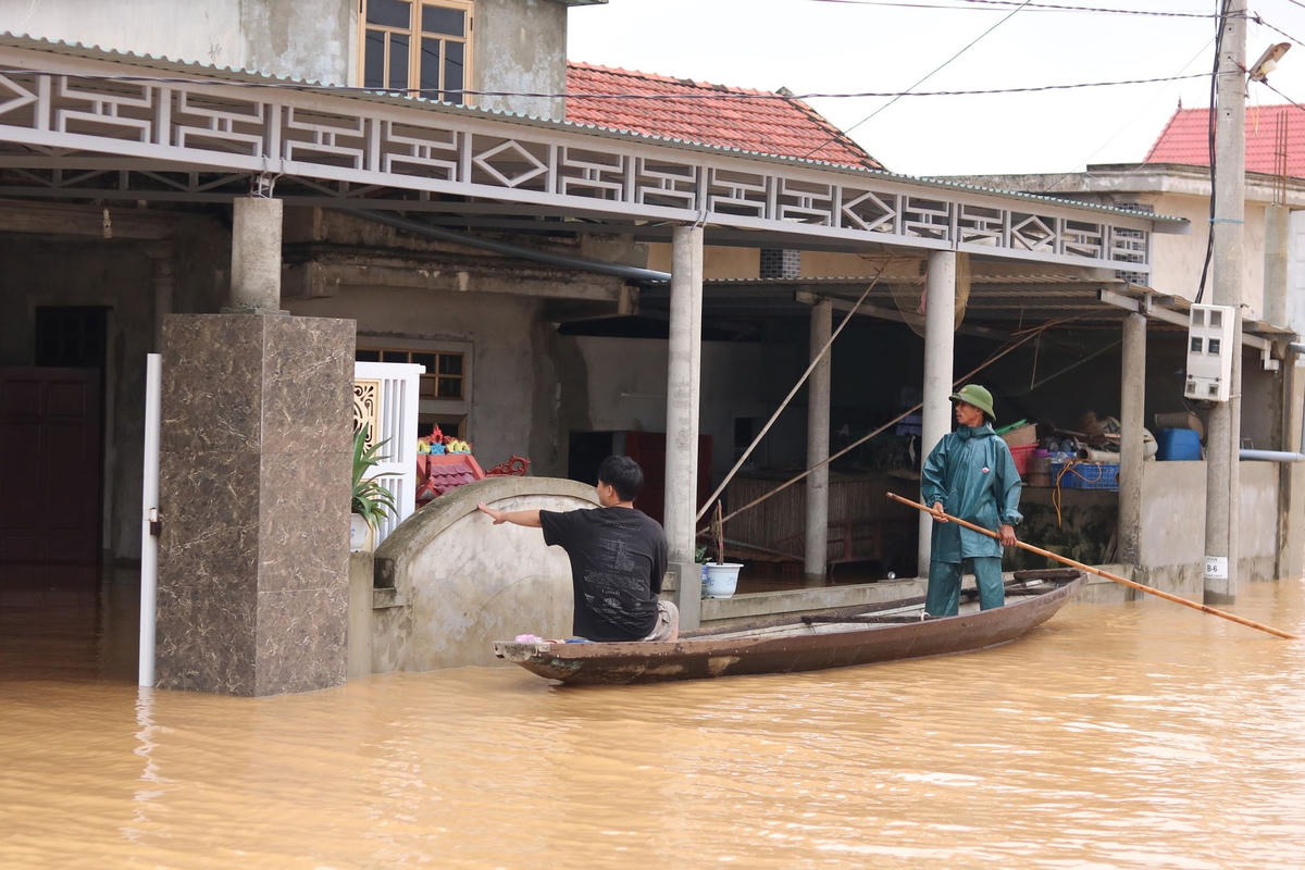 Nhiều hộ gia đình ở huyện Lệ Thủy đã bị ngập lụt.