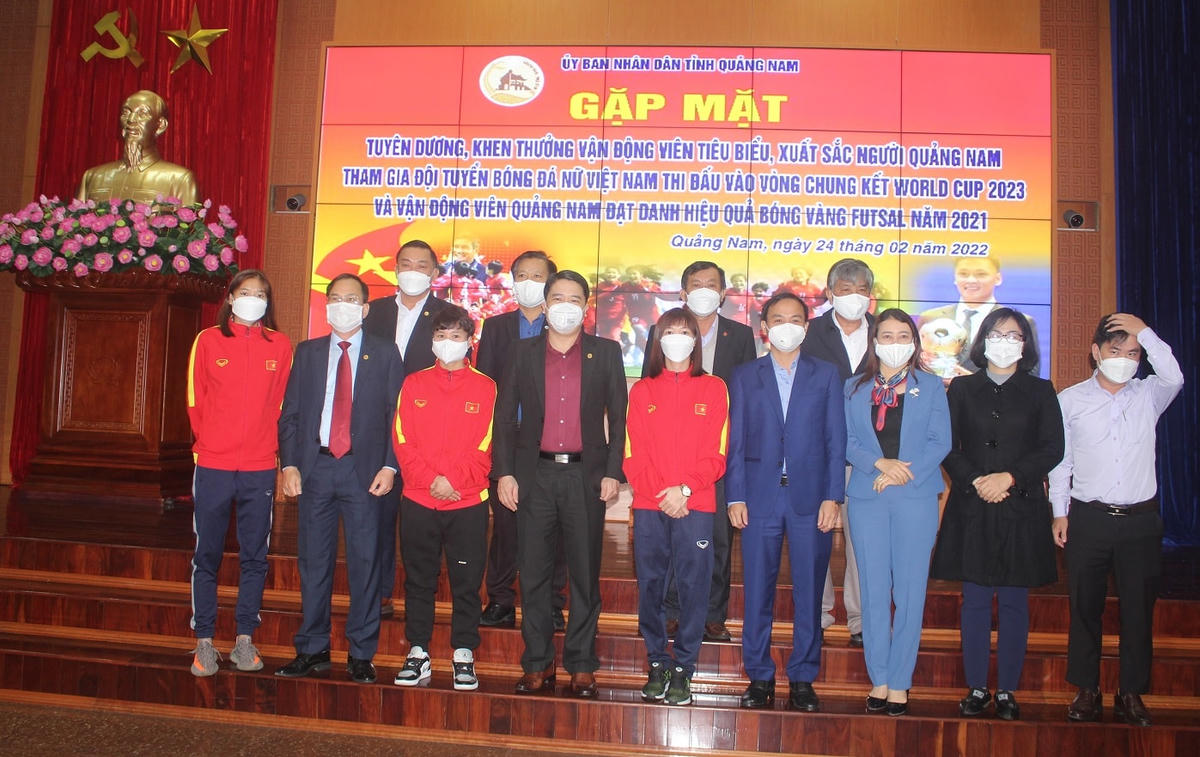 Các lãnh đạo tỉnh Quảng Nam, cầu thủ chụp ảnh lưu niệm.