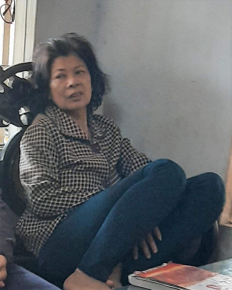 Bà Anh trình bày câu chuyện vỡ hụi với phóng viên.