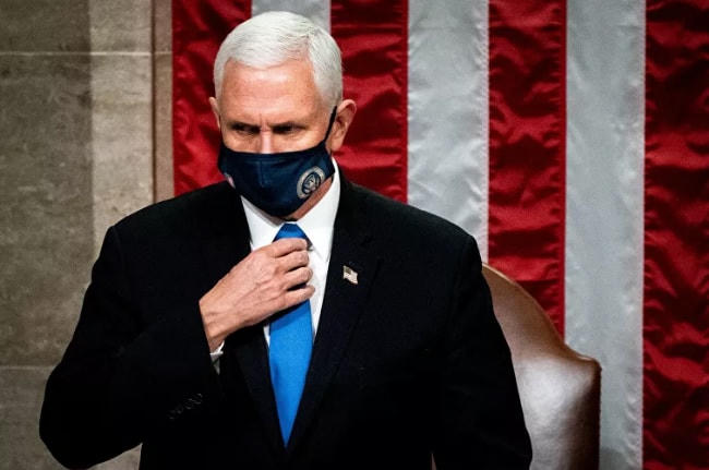 Phó Tổng thống Mike Pence chủ trì phiên họp chung của Quốc hội để chứng nhận kết quả bỏ phiếu Cử tri đoàn sau khi những người ủng hộ Tổng thống Donald Trump xông vào Điện Capitol. Ảnh: Reuters.