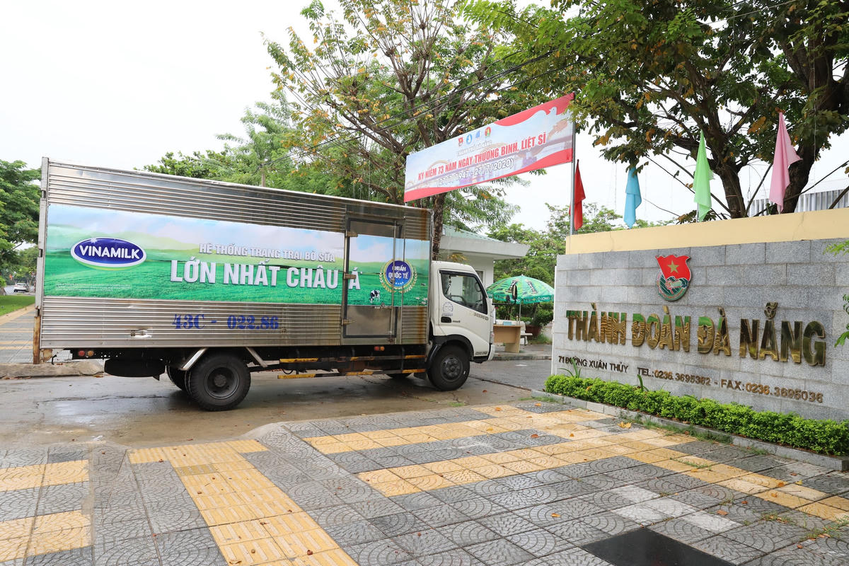 Vào sáng ngày 31/7, những chuyến xe của Vinamilk đã chuyển các sản phẩm đến điểm tiếp nhận tại Đà Nẵng