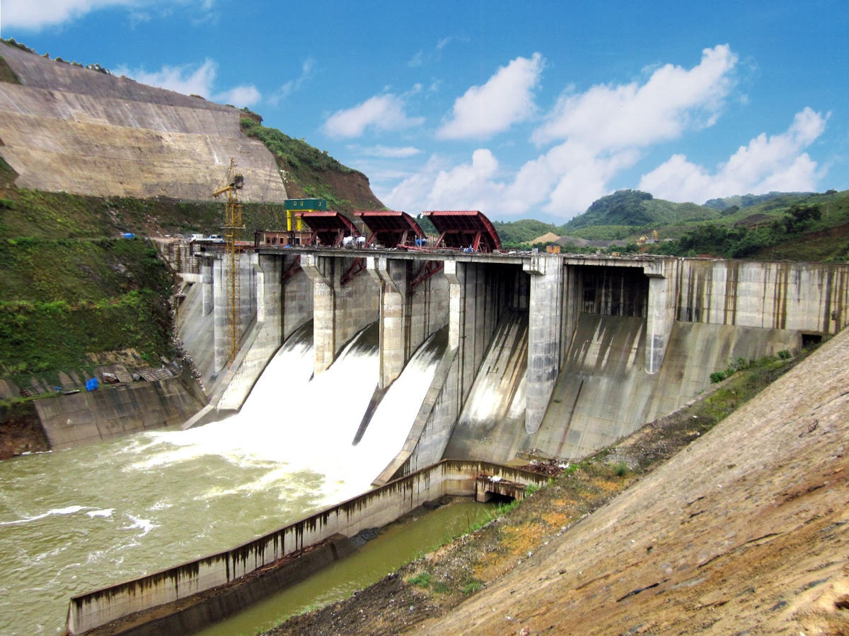Đập dâng công trình thủy điện A Lưới. Ảnh: Văn Thắng.