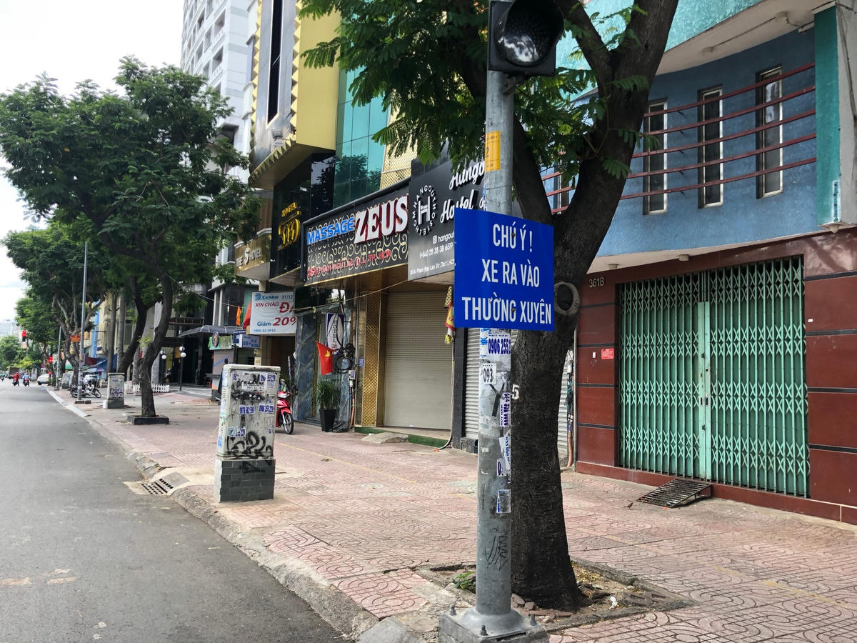 Phí shipper tăng cao, cộng thêm chưa chủ động được nguyên liệu khiến nhiều cửa hàng chưa thể hoạt động trở lại (Ảnh: Hồng Phúc).