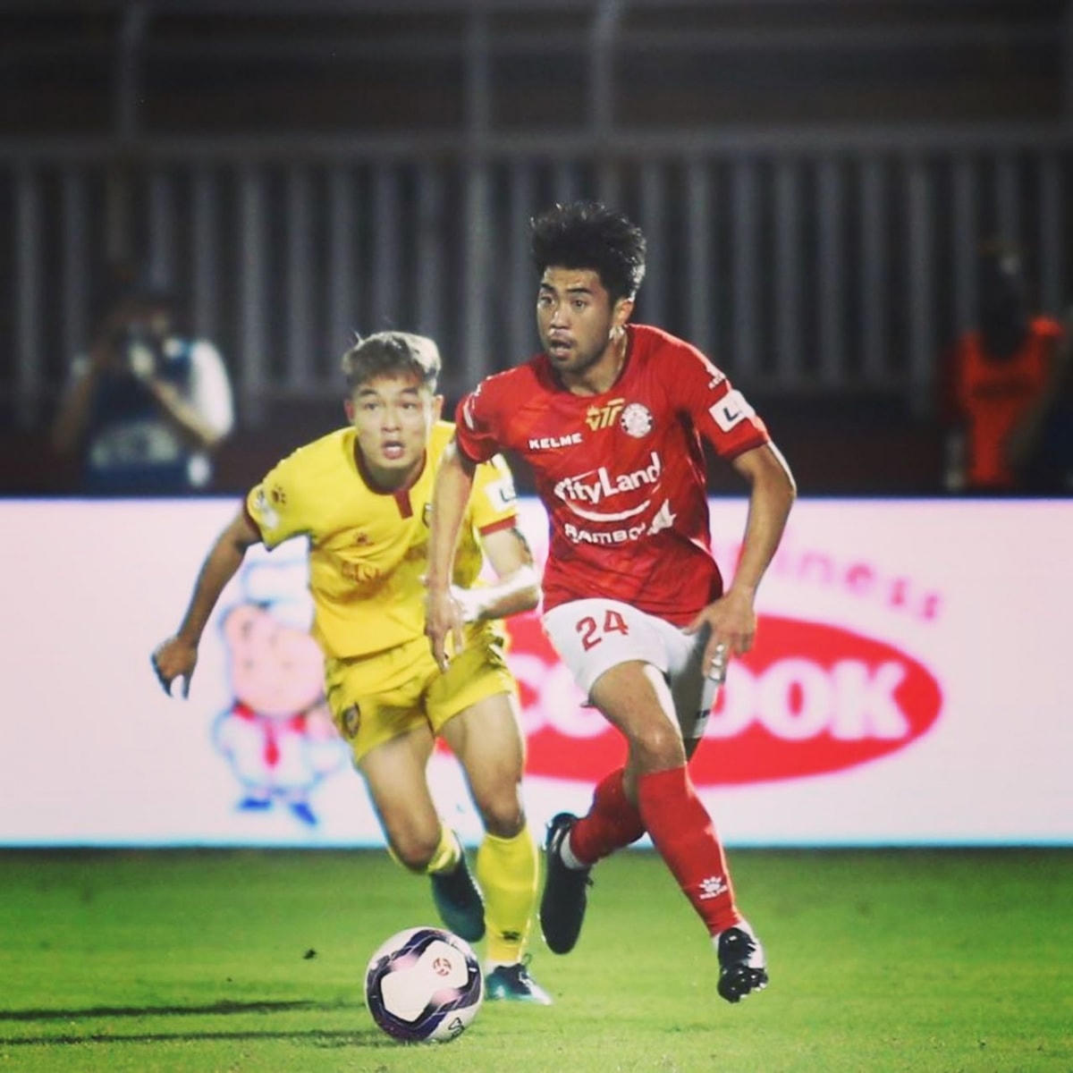 Lee Nguyễn tái xuất V-League trong màu áo TP HCM. Ảnh: FBNV.  