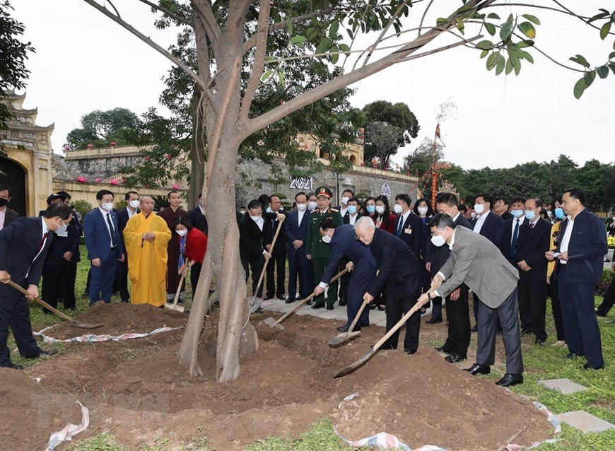Tổng Bí thư, Chủ tịch nước Nguyễn Phú Trọng cùng lãnh đạo Trung ương và thành phố Hà Nội dự lễ trồng cây tại Khu di tích Hoàng thành Thăng Long. Ảnh: TTXVN.