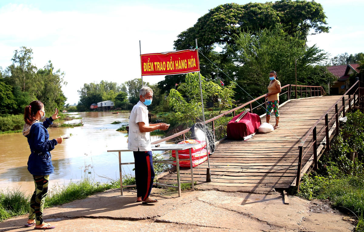 Điểm trao đổi hàng hoá không tiếp xúc trực tiếp tại Đồn biên phòng Thông Bình, xã Thông Bình. 
