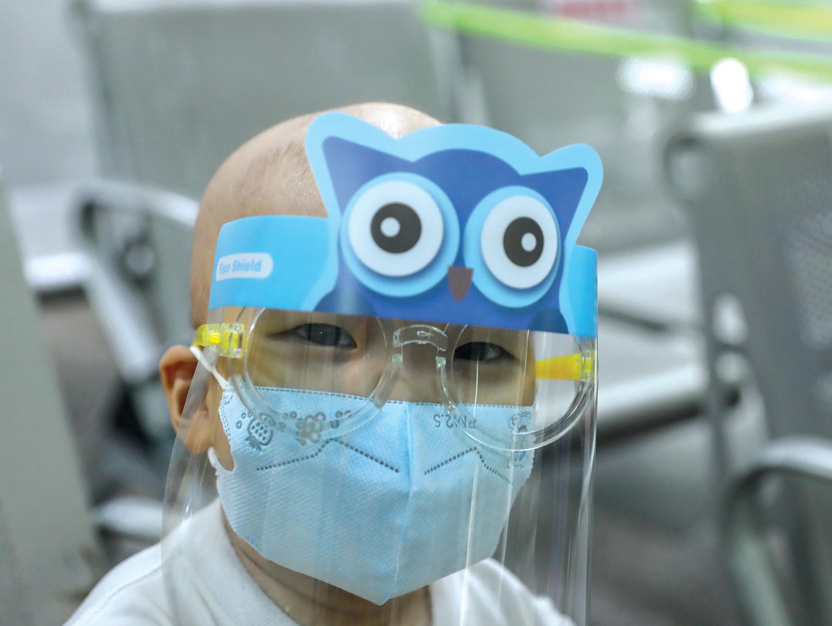 Ánh mắt chan chứa niềm vui của một em bé đang điều trị tại Viện Huyết học truyền máu Trung ương khi nhận quà từ chương trình.  