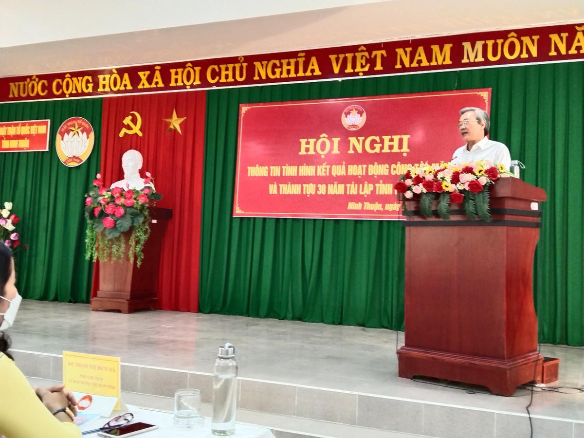Ông Lê Văn Bình, Chủ tịch Ủy ban MTTQ Việt Nam tỉnh Ninh Thuận, phát biểu tại hội nghị về công tác Mặt trận và thành tựu 30 năm tái lập tỉnh. 