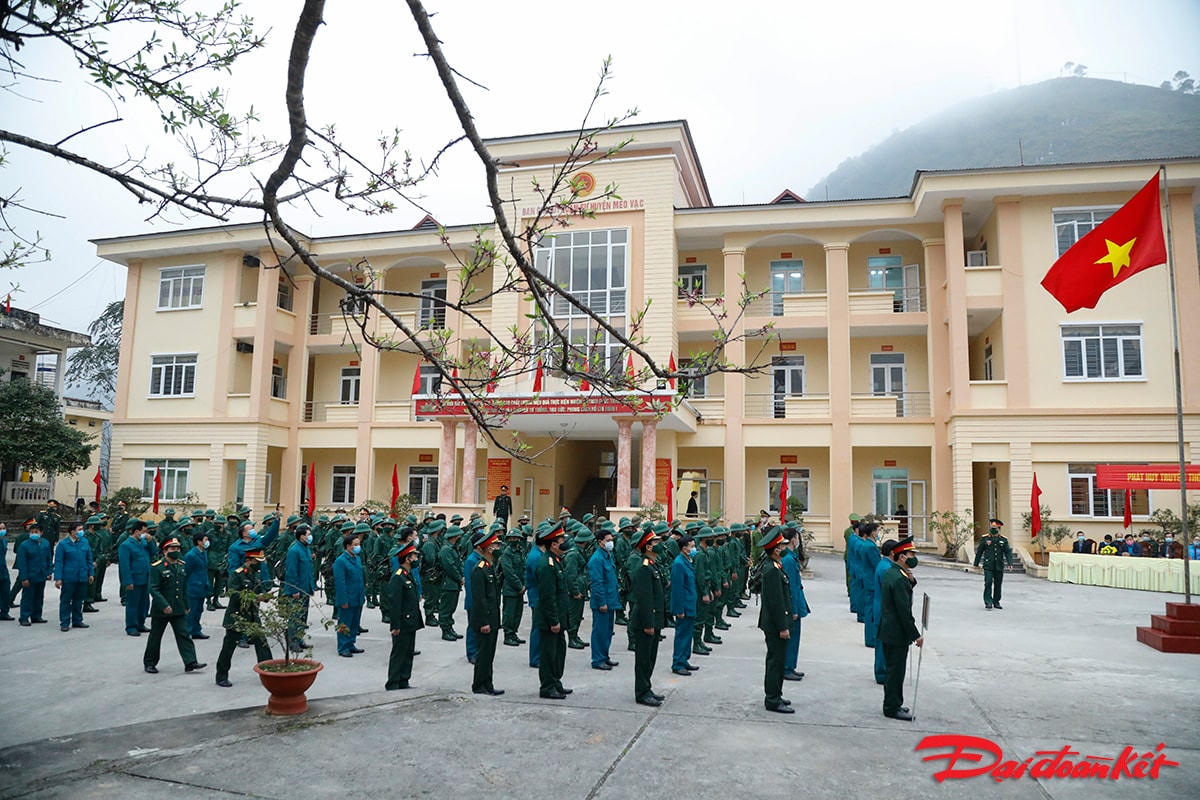 77 công dân là người đồng bào dân tộc thiểu số của huyện Mèo Vạc chuẩn bị lên đường nhập ngũ trong sáng nay.