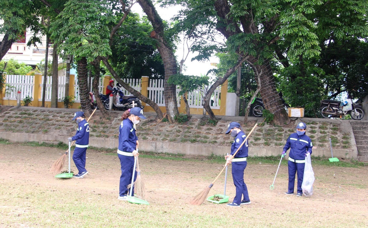 Vườn sưa đẹp có sự cần mẫn của những người công nhân.