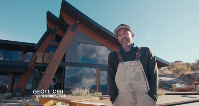 Geoff Orr đứng trước căn nhà tâm huyết.