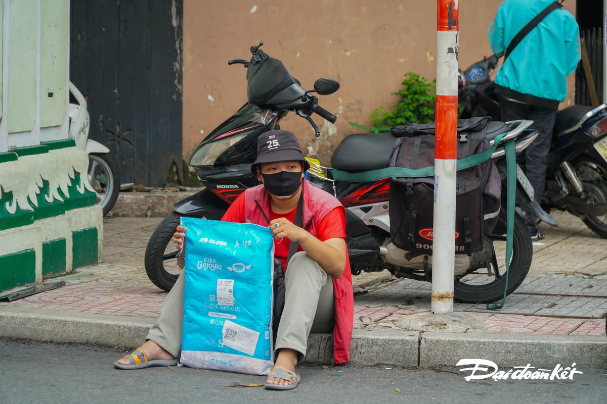 Gọi khách hàng lâu quá không ra nhận, người này quyết địng ngồi chờ vừa nghỉ lại sức.