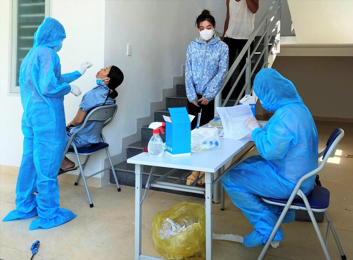 Cán bộ CDC Quảng Nam lấy mẫu xét nghiệm Covid-19.