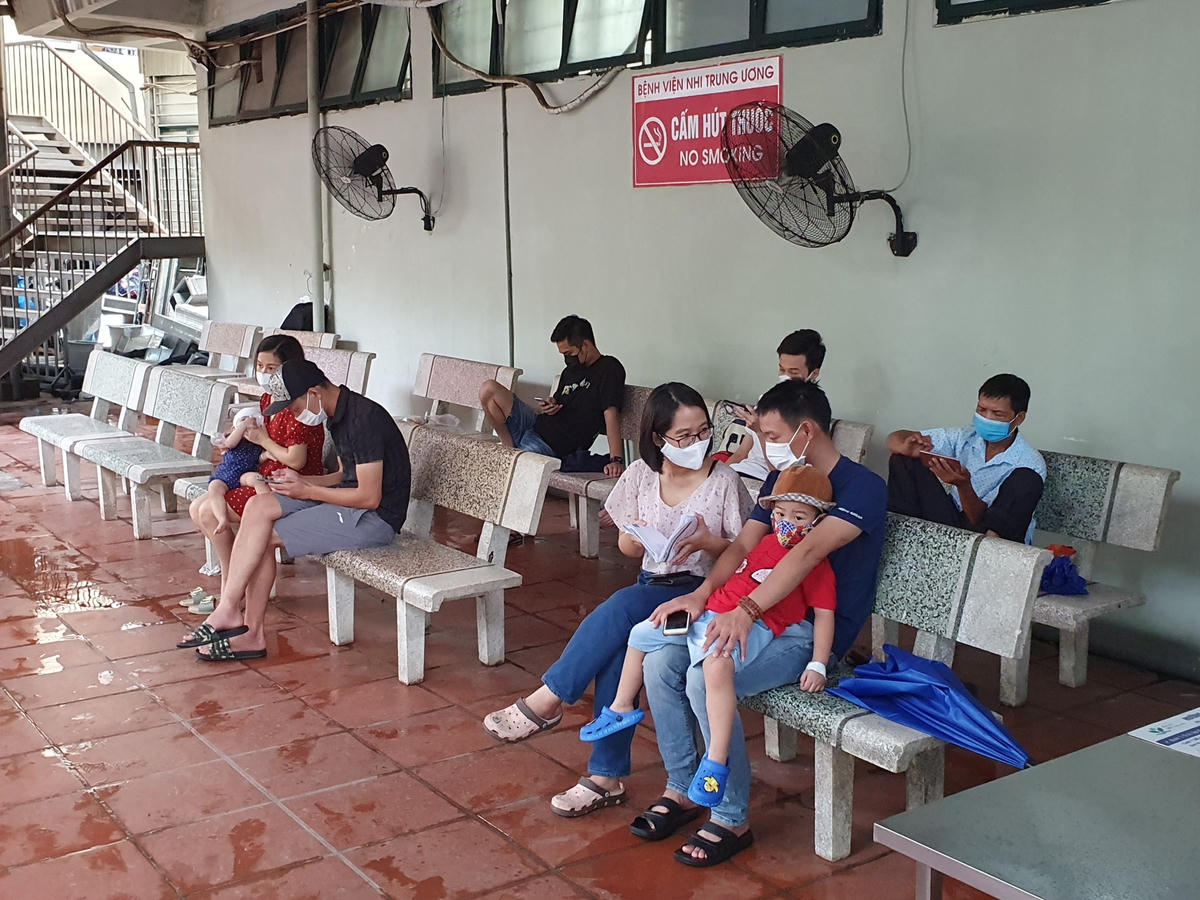Bệnh nhân và người nhà ngồi chờ giãn cách, đảm bảo 5K, không tụ tập đông người.