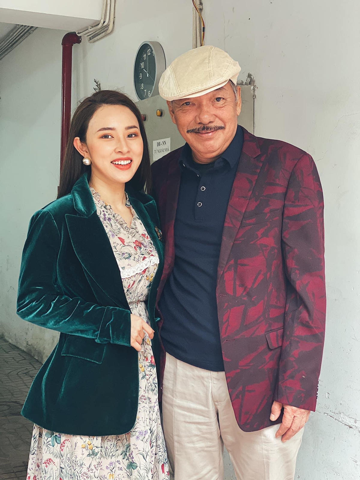 Ca sĩ Bảo Trâm đăng ảnh chụp chung cùng nhạc sĩ Trần Tiến với tâm sự: “Tự hào thay, Nhà hát Ca Múa Nhạc Thăng Long nơi Trâm đang công tác, là ngôi nhà xưa của rất rất nhiều thế hệ nghệ sĩ cha chú, những tên tuổi lớn trong nền Âm nhạc Việt Nam. Hôm nay được bắt tay chú Trần Tiến, vẫn còn ấm áp lắm ạ, còn bị chú trêu ngay, tâm hồn này như vẫn chỉ 18 thôi vậy!!”.  