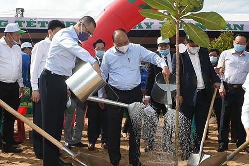 Thủ tướng Nguyễn Xuân Phúc cùng các đại biểu và nhân dân địa phương trồng cây tại TP Tuy Hòa, tỉnh Phú Yên.