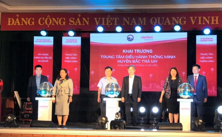 Lãnh đạo tỉnh và huyện bấm nút khai trương, vận hành thử nghiệm (IOC) ở huyện Bắc Trà My.