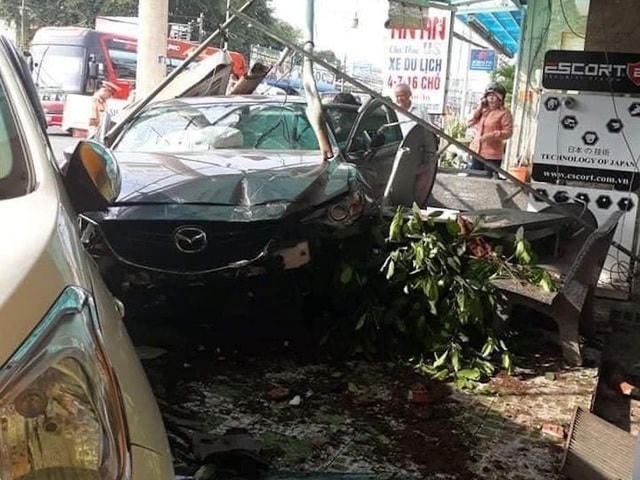 Chiếc xe ô tô tông một loạt biển quảng cáo, hàng ghế đá trước nhà dân và tông vào một ô tô khác.  
