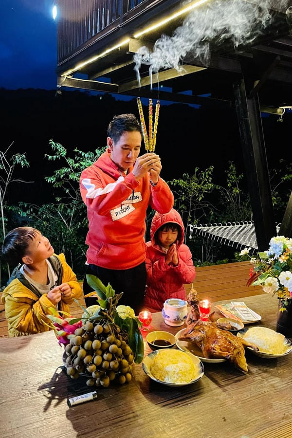 Tại Đà Lạt, gia đình Lý Hải - Minh Hà cũng bày mâm cúng Tổ ngoài trời. Lý Hải tạ ơn Tổ nghề ban cho anh hoạt động nghệ thuật 33 năm qua.