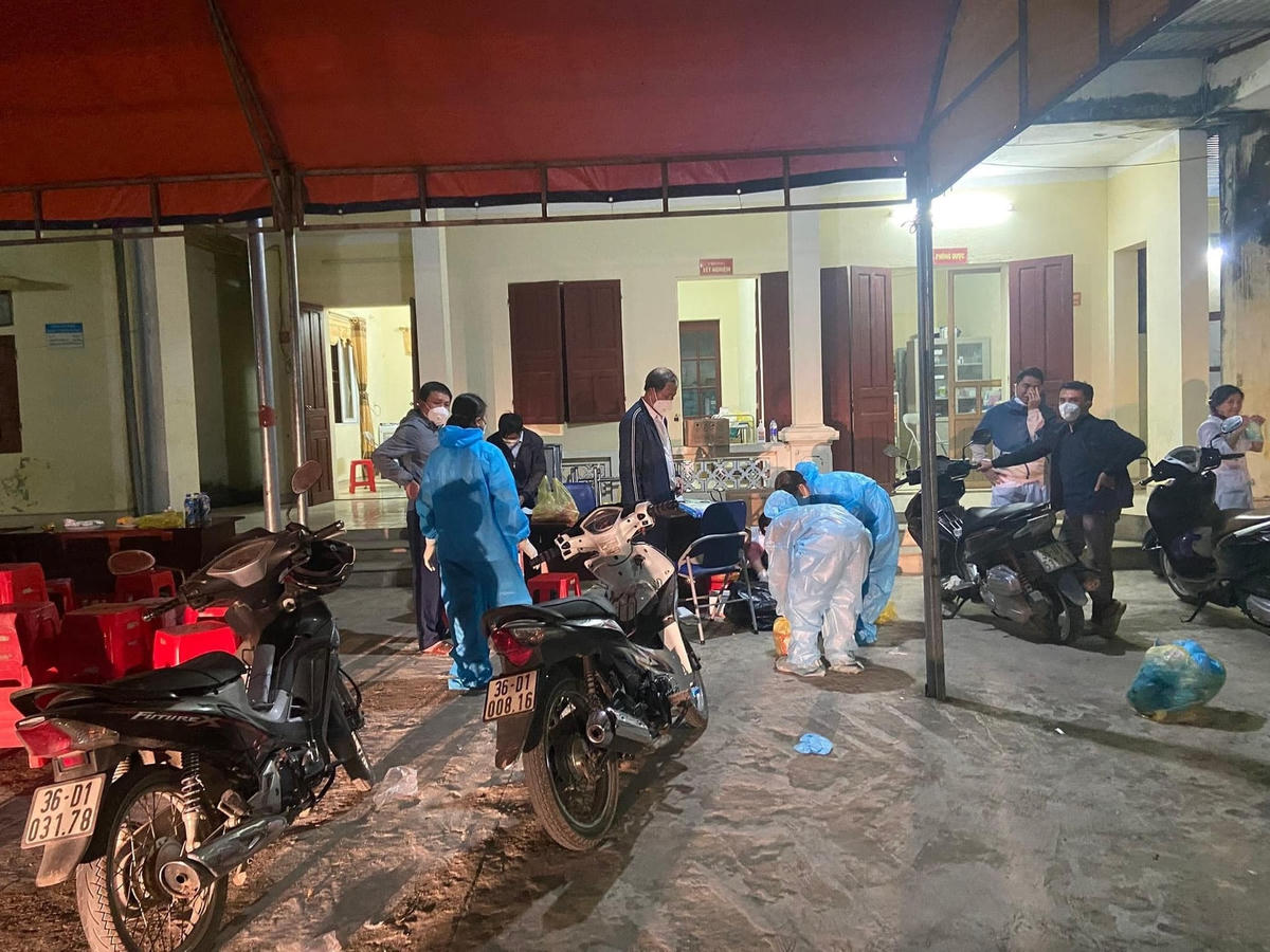 Cán bộ Y tế các huyện, thị, thành phố trên địa bàn tỉnh trắng đêm làm test nhanh.