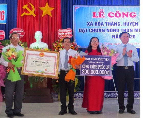 Trao Bằng công nhận xã Hòa Thắng đạt chuẩn nông thôn mới nâng cao.
