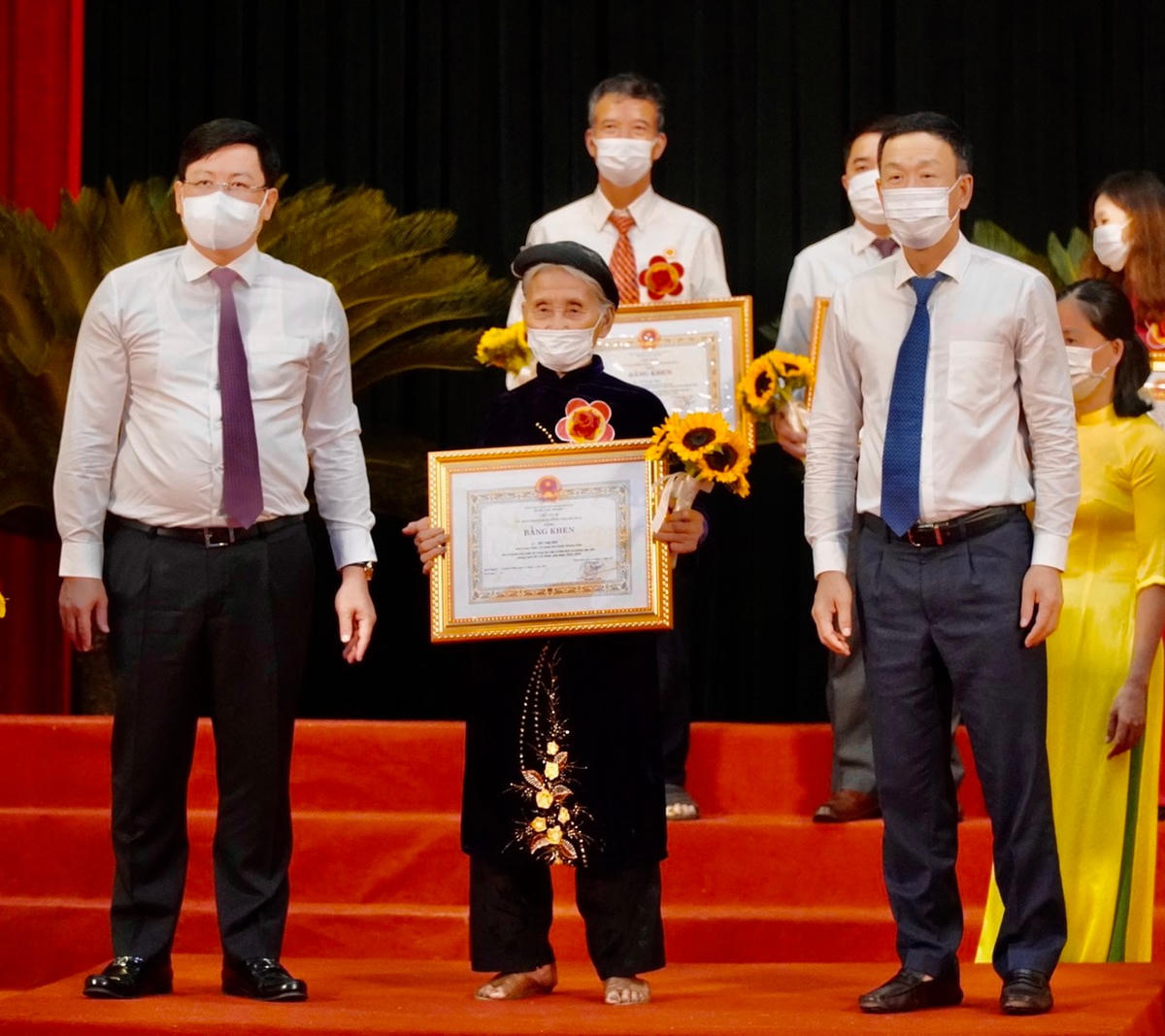 Cụ Đỗ Thị Mơ gần 90 tuổi xin thoát nghèo khiến cộng đồng vô cùng cảm phục.  