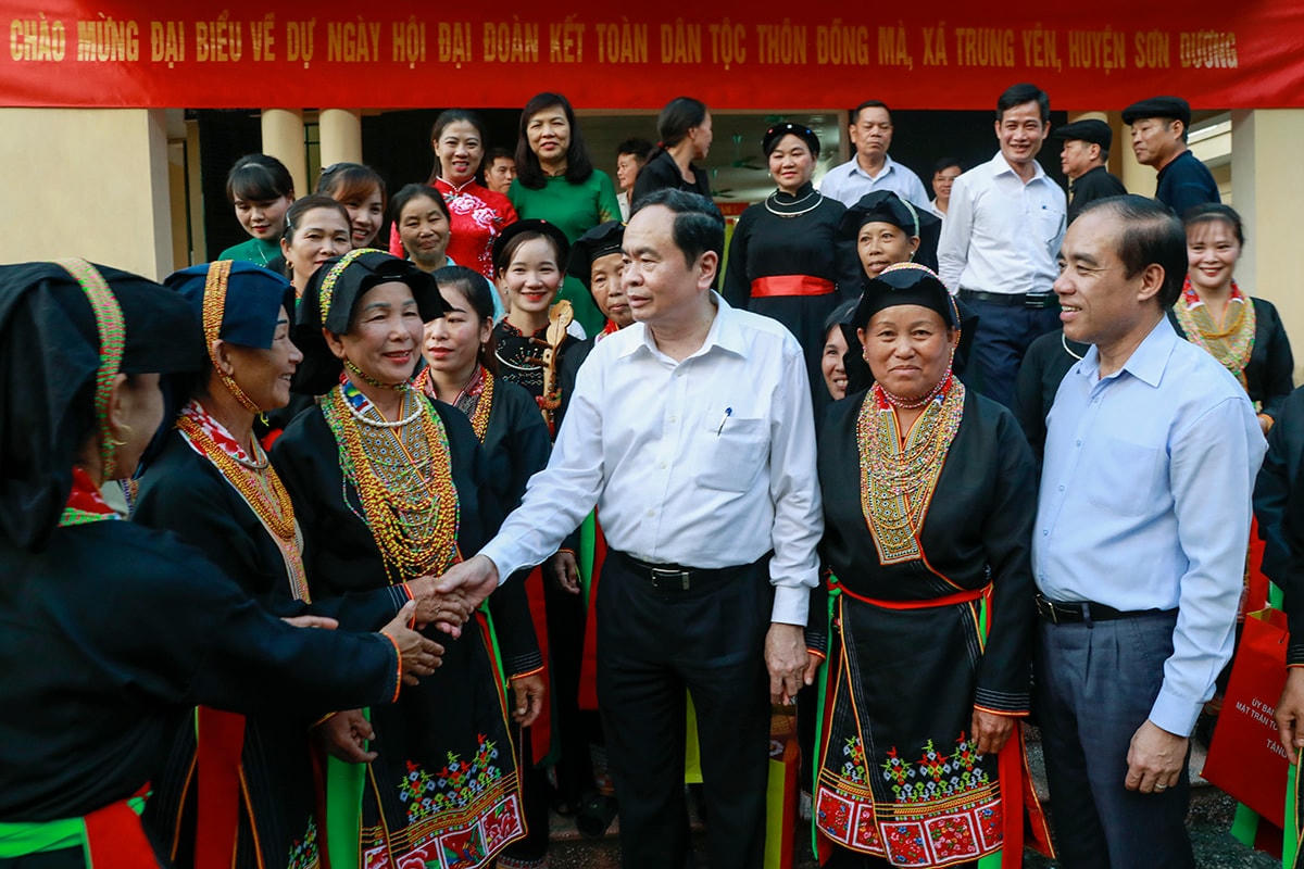 Chủ tịch Trần Thanh Mẫn dự Ngày hội Đại đoàn kết tại thôn Đồng Mà, xã Trung Yên, huyện Sơn Dương. Ảnh: Quang Vinh.