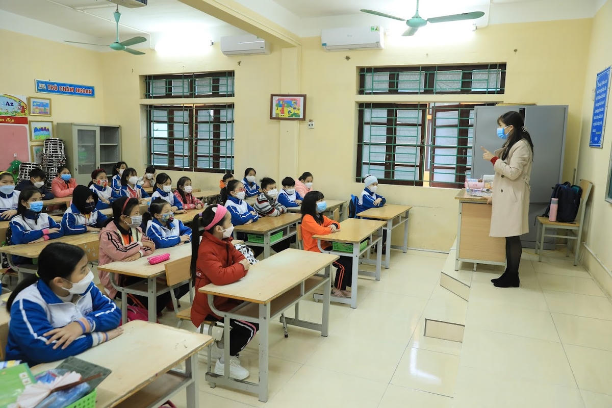 Học sinh Hà Nội đến trường học trực tiếp.  Ảnh: Quang Vinh