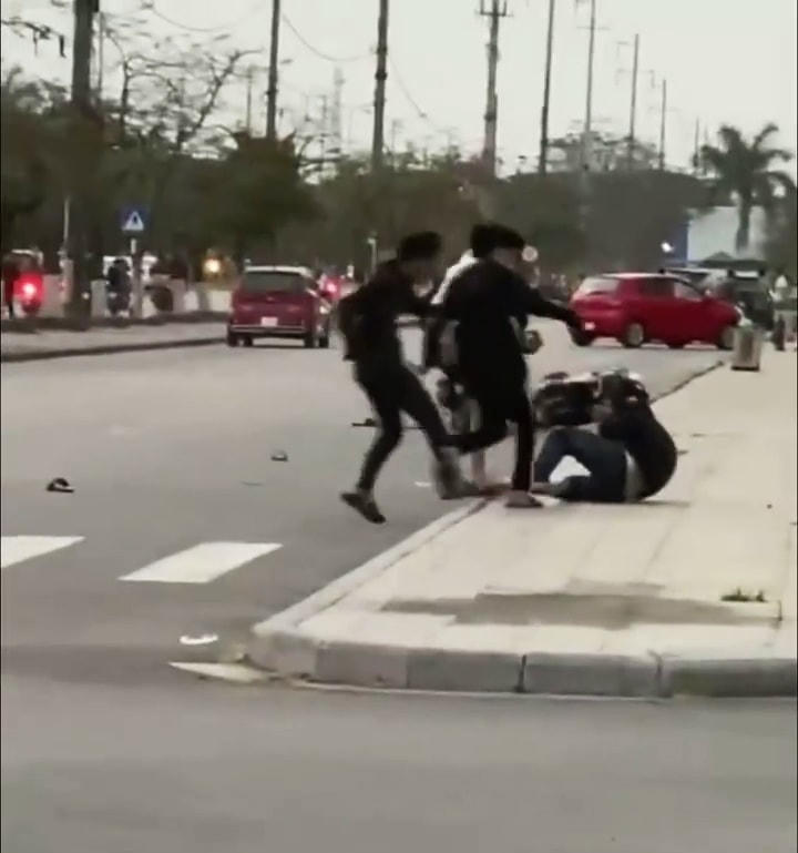 Hình ảnh nhóm thanh niên đánh người được cắt từ clip.