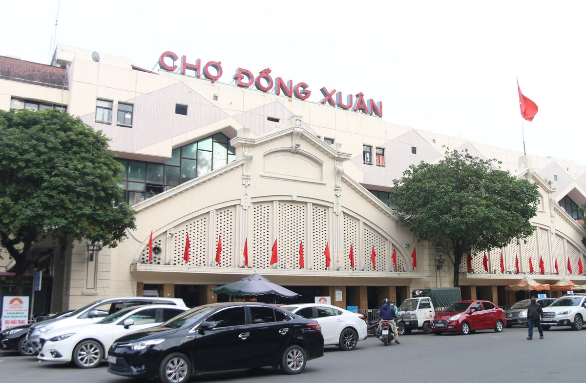 Theo thông tin mới nhất từ Ban Chỉ đạo phòng, chống dịch Covid-19 quận Ba Đình, một F0 đã di chuyển đến cửa hàng vali tại chợ Đồng Xuân lúc 14h vào ngày 25/11. Trước tình hình đó, các biện pháp kiểm soát cửa ra vào tại chợ Đồng Xuân tiếp tục được thắt chặt hơn.
