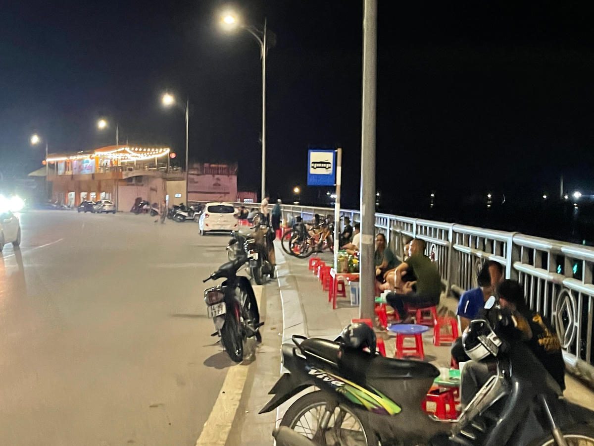 Tuyến vỉa hè ven biển khu vực dưới chân cầu Bãi Cháy (phía Hòn Gai) trở thành nơi bày bán hàng quán trái phép. Người đi bộ không còn chỗ để đi. Phía trên thì bị chắn bởi hàng quán, dưới lòng đường thì xe ô tô đỗ.