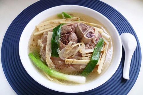 Chân giò nấu măng thơm ngon, đậm đà.