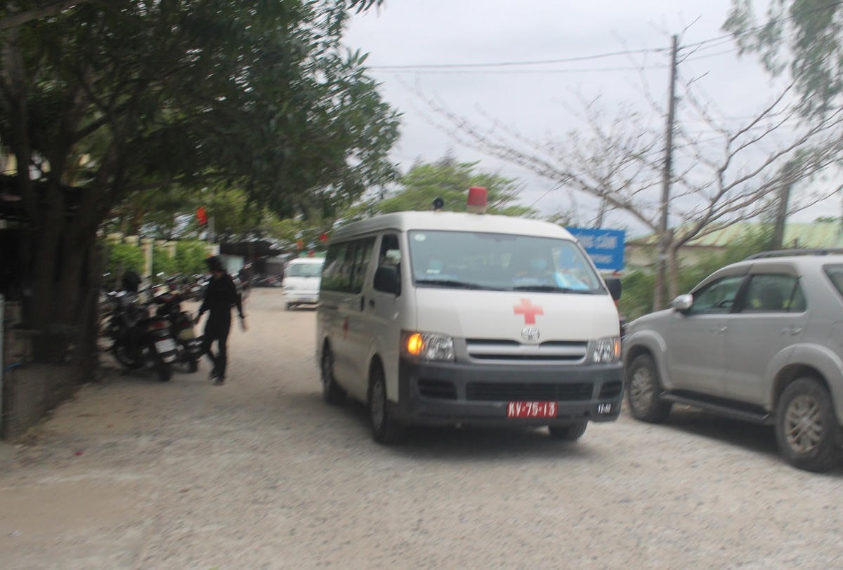 Xe cứu thương đưa hành khách bị nạn trên biển đi cấp cứu.