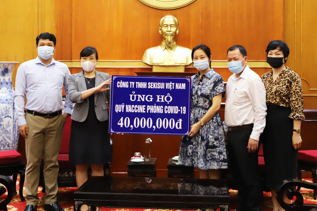 Bà Nguyễn Hồng Thương tiếp nhận ủng hộ từ Công ty TNHH Sekisui Việt Nam.