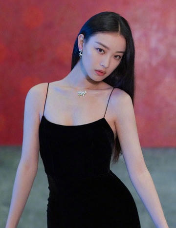 Nghê Ni là một trong những "Mưu Nữ Lang" của làng giải trí Hoa ngữ khi cô được đạo diễn Trương Nghệ Mưu phát hiện tài năng và giúp trở nên nổi tiếng. 