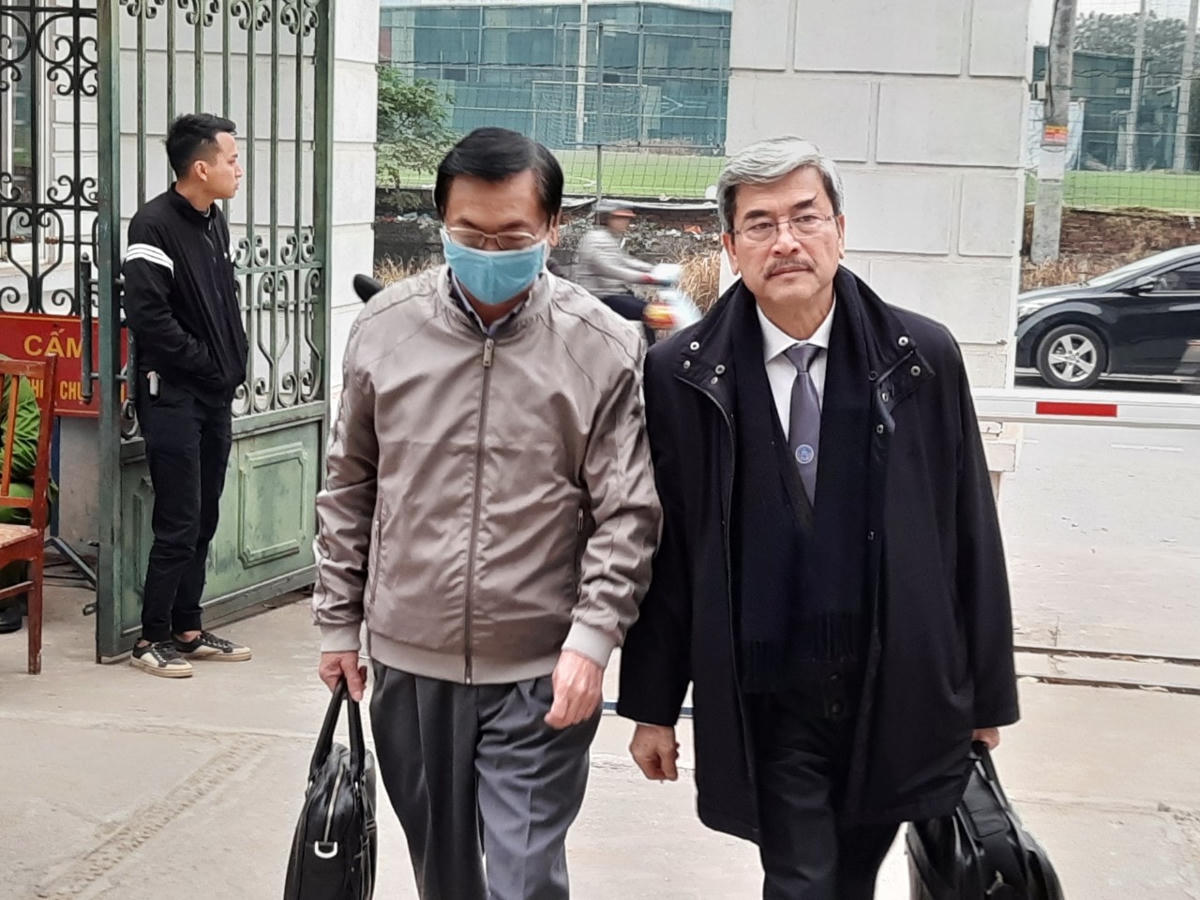 Ông Vũ Huy Hoàng đến tòa cùng luật sư Nguyễn Huy Thiệp.