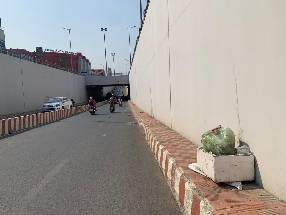 Ai đó “vô tình để quên” thùng rác nhà mình ở ngay dưới hầm chui Tân Phong (phường Tân Phong).