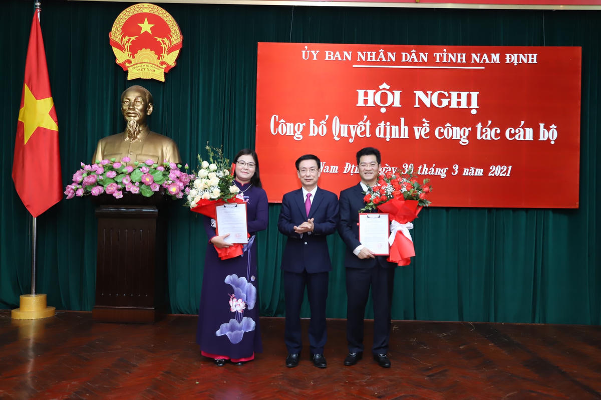Ông Trần Anh Dũng và bà Hà Lan Anh đón nhận Quyết định phê chuẩn Phó Chủ tịch UBND tỉnh Nam Định của Thủ tướng Chính phủ.