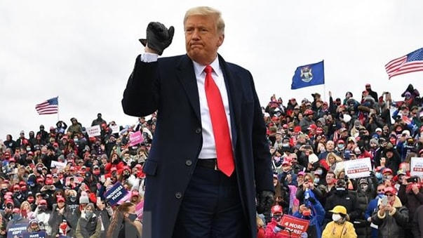Tổng thống Mỹ đương nhiệm Donald Trump trong cuộc vận động tranh cử tại Waterford, bang Michigan ngày 30/10/2020. (Nguồn: AFP/TTXVN).