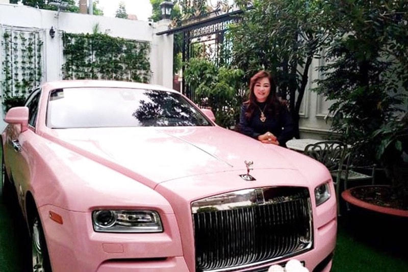 Bà Nguyễn Phương Hằng bên một chiếc xe Roll Roys. 