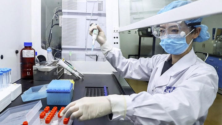Nhân viên y tế Trung Quốc kiểm tra mẫu vaccine tiềm năng. Ảnh: XINHUA.