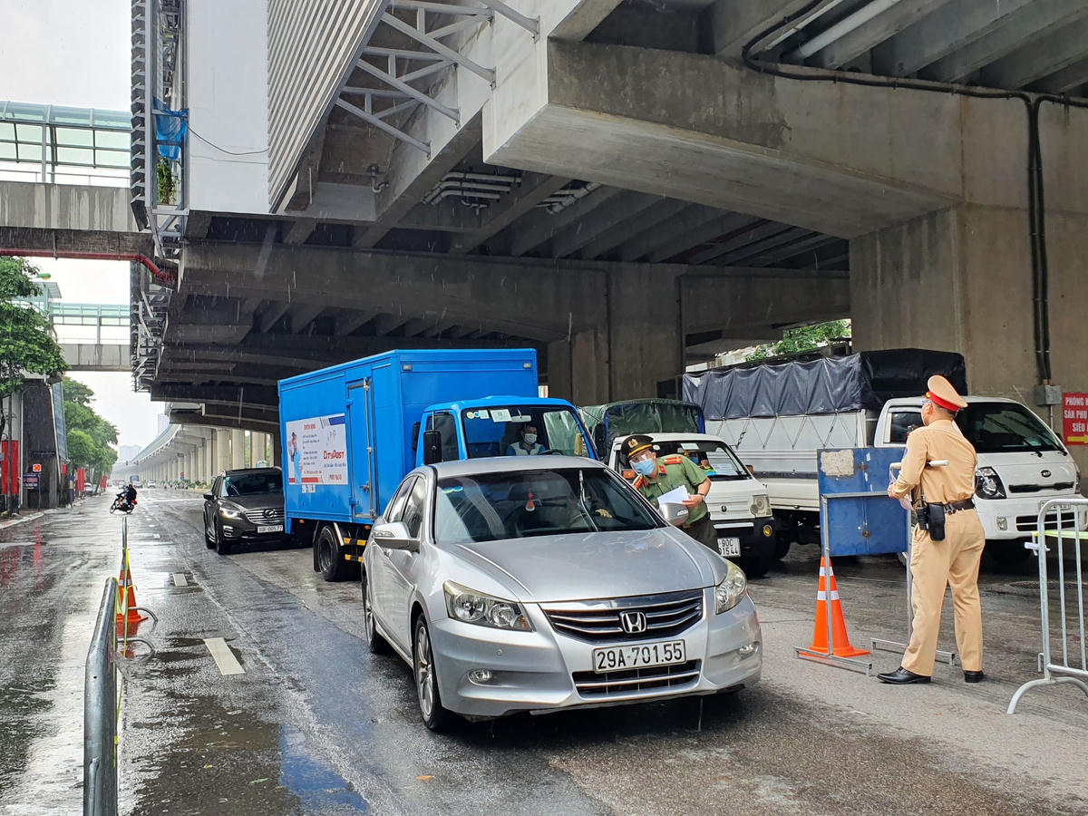 Cũng theo ghi nhận, dù lượng phương tiện đông nhưng hầu hết đều xuất trình được các giấy tờ ra đường hợp lệ. 