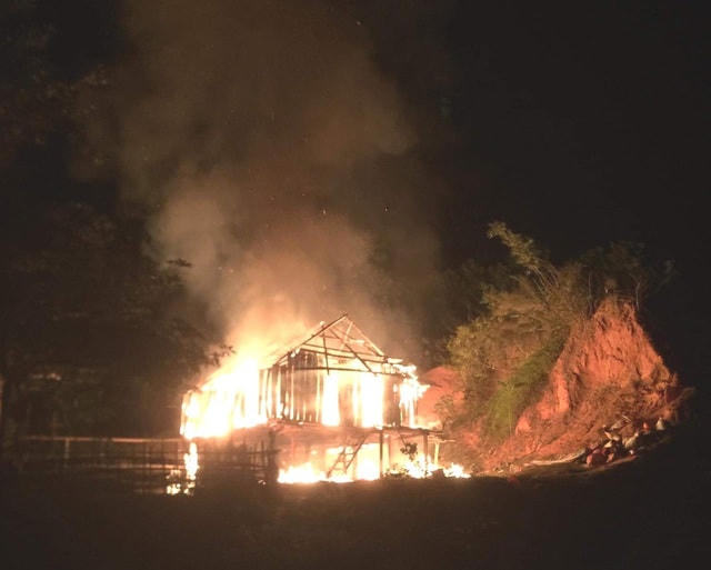 Hơn 3 tiếng sau, ngọn lửa được khống chế, nhưng căn nhà đã bị thiêu rụi