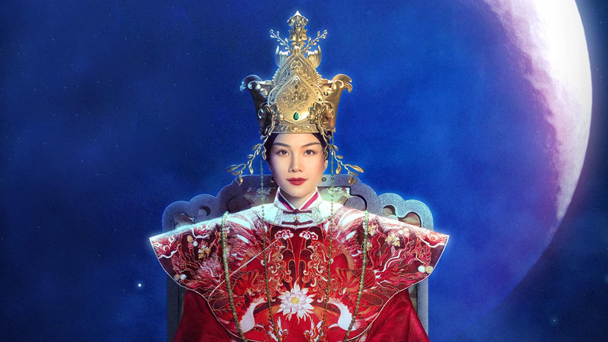 Tạo hình Thái hậu Dương Vân Nga do diễn viên Thanh Hằng đảm nhận trong phim Quỳnh hoa nhất dạ.