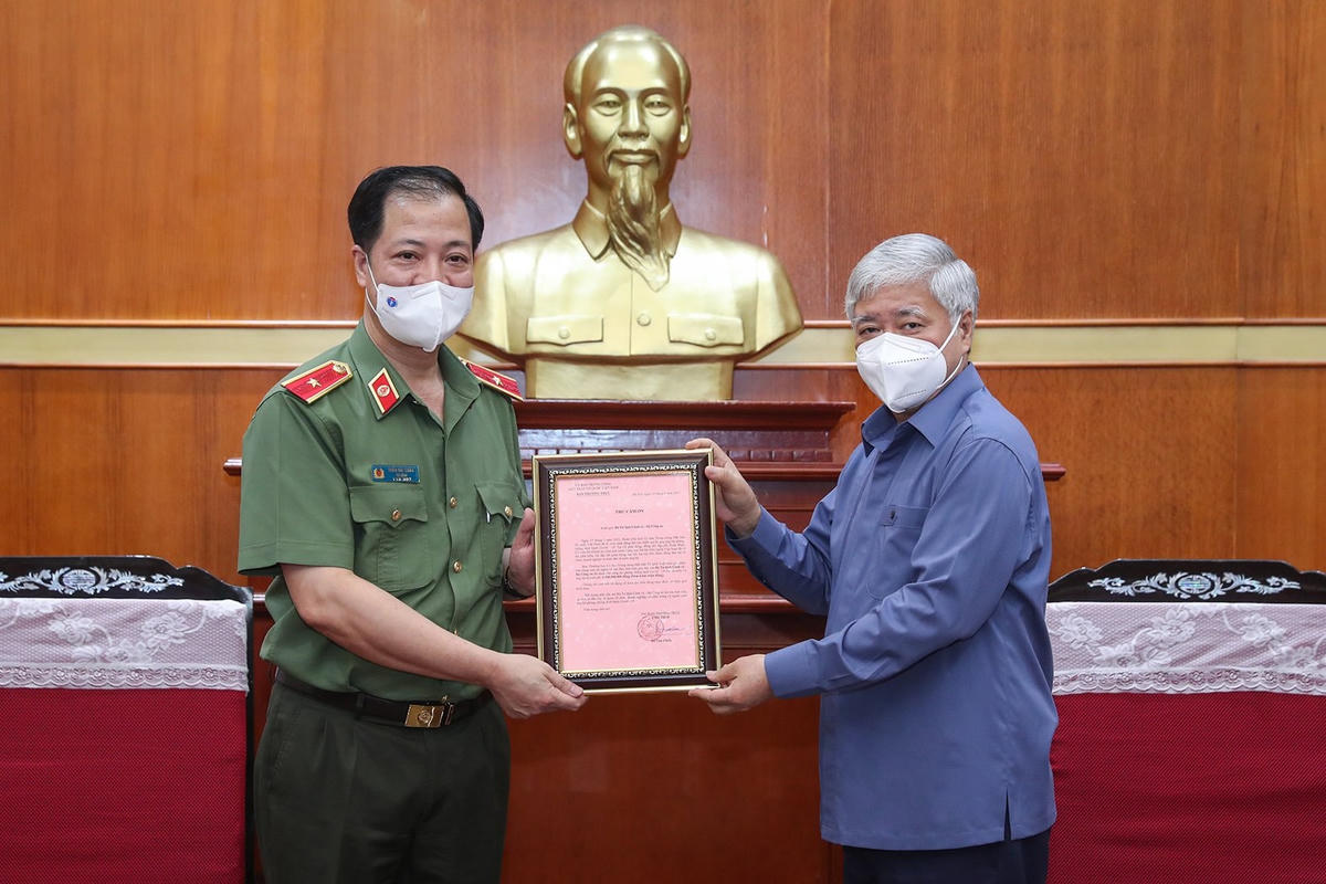 Bí thư Trung ương Đảng, Chủ tịch UBTƯ MTTQ Việt Nam Đỗ Văn Chiến trao thư cảm ơn Bộ Tư lệnh Cảnh vệ.